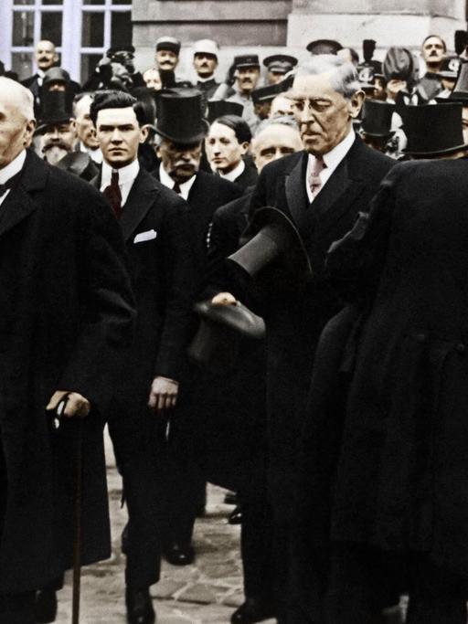 Unterzeichnung des Versailler Friedensvertrages am 28. Juni 1919. Georges Clemenceau und Woodrow Wilson verlassen mit anderen Männern das Schloß von Versailles nach der Vertragsunterzeichnung.