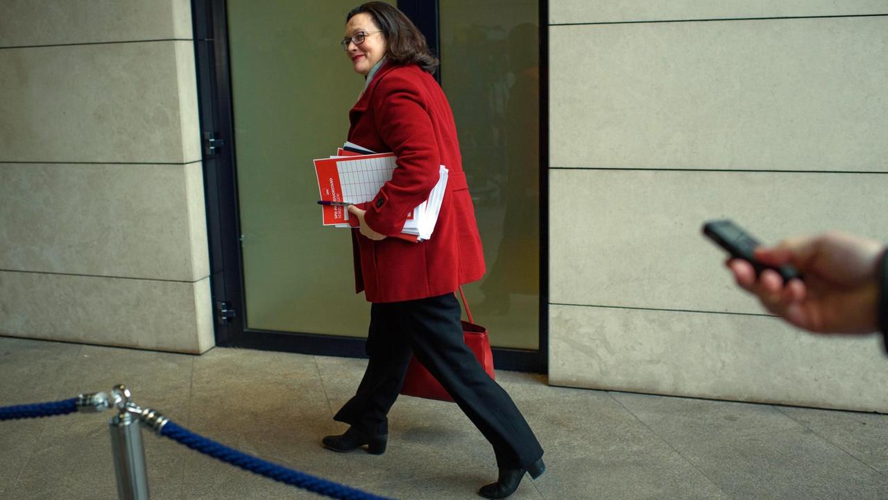 Andrea Nahles, Fraktionsvorsitzende der SPD im Bundestag, kommt zu den Koalitionsverhandlungen von CDU, CSU und SPD in die SPD-Parteizentrale Andrea Nahles, Fraktionsvorsitzende der SPD im Bundestag, kommt zu den Koalitionsverhandlungen von CDU, CSU und SPD in die SPD-Parteizentrale