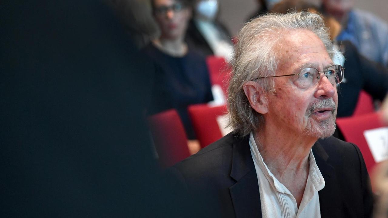 Schriftsteller und Literaturnobelpreisträger Peter Handke sitzt bei einer in einem Theatersaal. Schriftsteller und Literaturnobelpreisträger Peter Handke sitzt bei einer in einem Theatersaal.