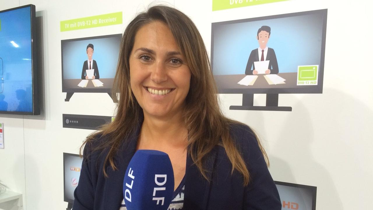 Carine Lea Chardon, Vorsitzende der "Deutschen TV-Plattform", am DLF-Mikrophon