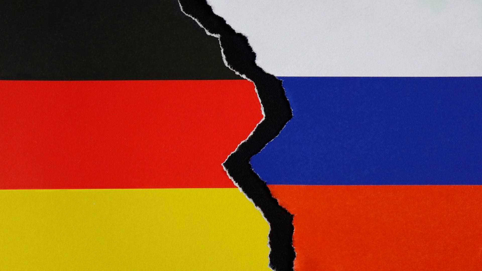 zerrissene Fahnen von Deutschland und Russland zerrissene Fahnen von Deutschland und Russland, 29.03.2018, Borkwalde, Brandenburg, Die Fahnen von Deutschland und Russland sind zerrissen. zerrissene Fahnen von Deutschland und Russland zerrissene Fahnen von Deutschland und Russland, 29.03.2018, Borkwalde, Brandenburg, Die Fahnen von Deutschland und Russland sind zerrissen.