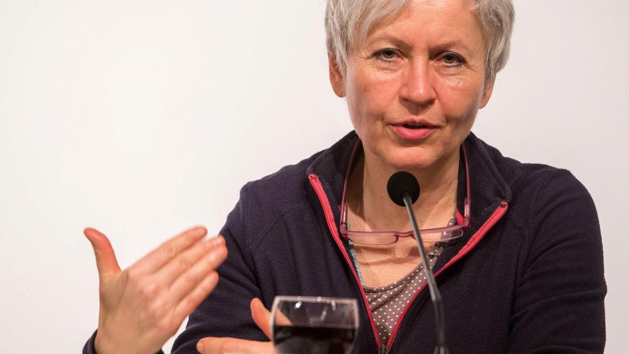 Schriftstellerin Ulrike Draesner sitz auf einem Podium und spricht zum Publikum. Schriftstellerin Ulrike Draesner sitz auf einem Podium und spricht zum Publikum.