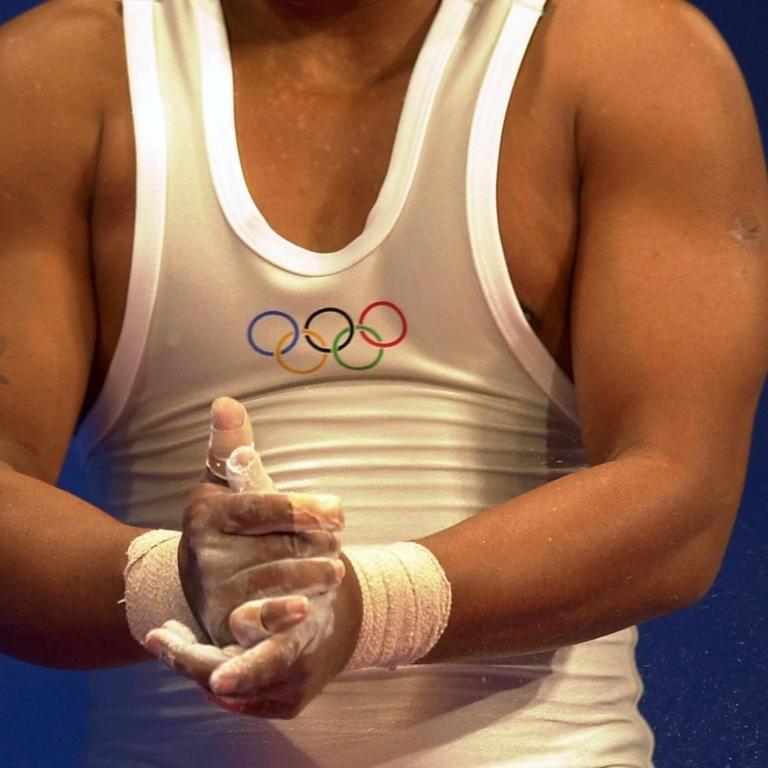Oberkörper eines Gewichthebers, der seine Hände einreibt (Symbolbild)