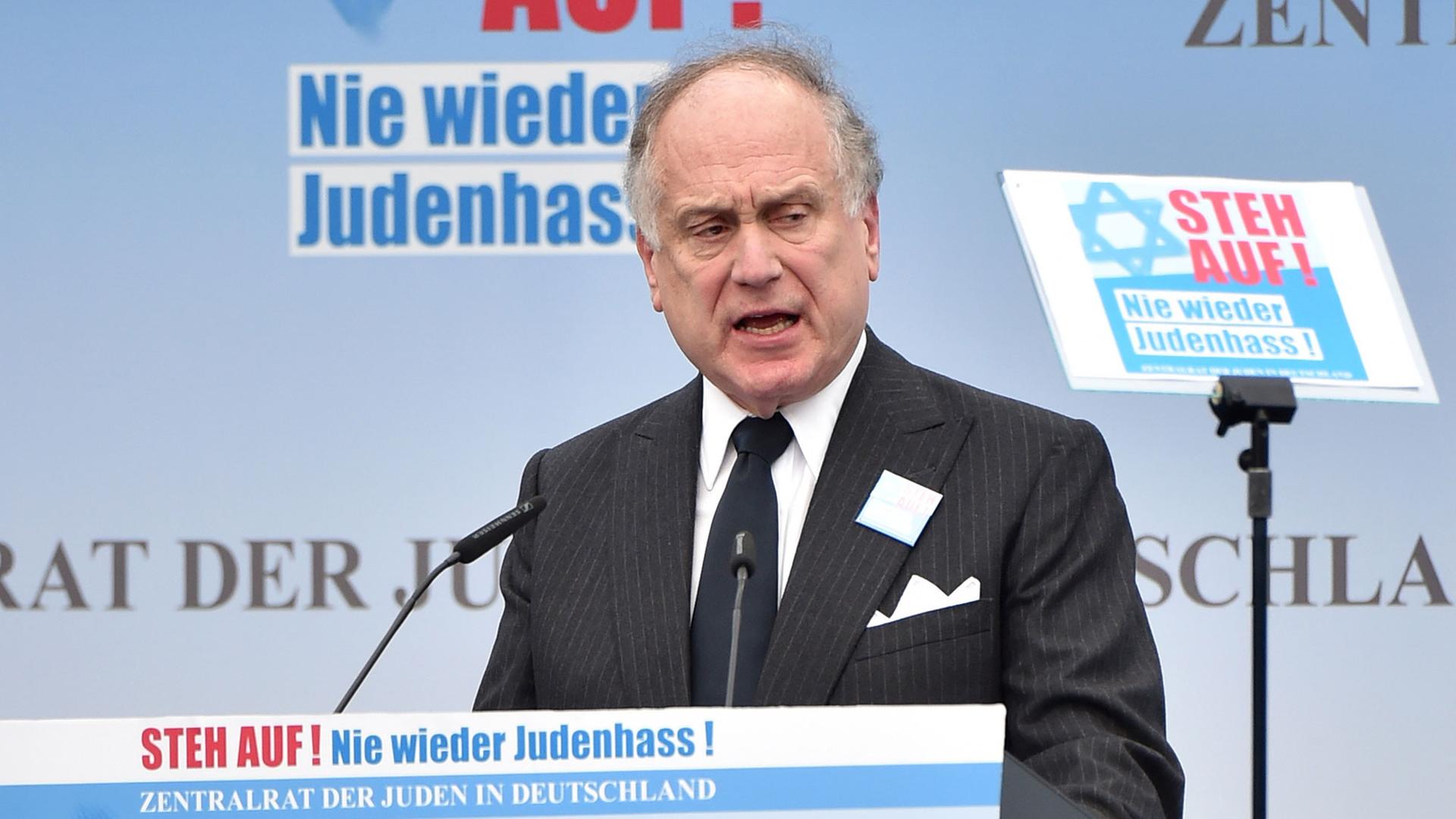 Der Präsident des World Jewish Congress, Ronald S. Lauder, spricht zu den Teilnehmern der Kundgebung "Steh auf! Nie wieder Judenhass!" vor dem Brandenburger Tor in Berlin. Der Präsident des World Jewish Congress, Ronald S. Lauder, spricht zu den Teilnehmern der Kundgebung "Steh auf! Nie wieder Judenhass!" vor dem Brandenburger Tor in Berlin.