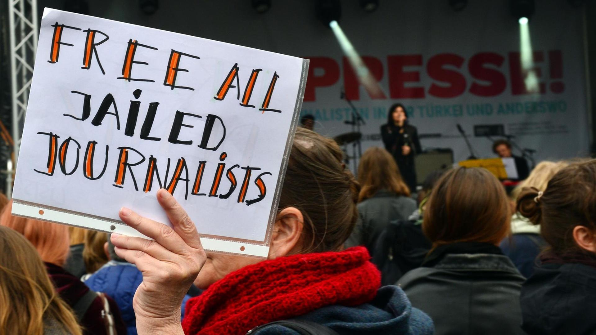 Eine Demonstrantin protestiert am 03.05.2017 in Berlin vor dem Brandenburger Tor bei einer Aktion von Amnesty International und Reporter ohne Grenzen der Initiative Free Deniz für Presse- und Meinungsfreiheit in der Türkei und die Freilassung inhaftierter Journalisten. Foto: Maurizio Gambarini/dpa | Verwendung weltweit Eine Demonstrantin protestiert am 03.05.2017 in Berlin vor dem Brandenburger Tor bei einer Aktion von Amnesty International und Reporter ohne Grenzen der Initiative Free Deniz für Presse- und Meinungsfreiheit in der Türkei und die Freilassung inhaftierter Journalisten. Foto: Maurizio Gambarini/dpa | Verwendung weltweit