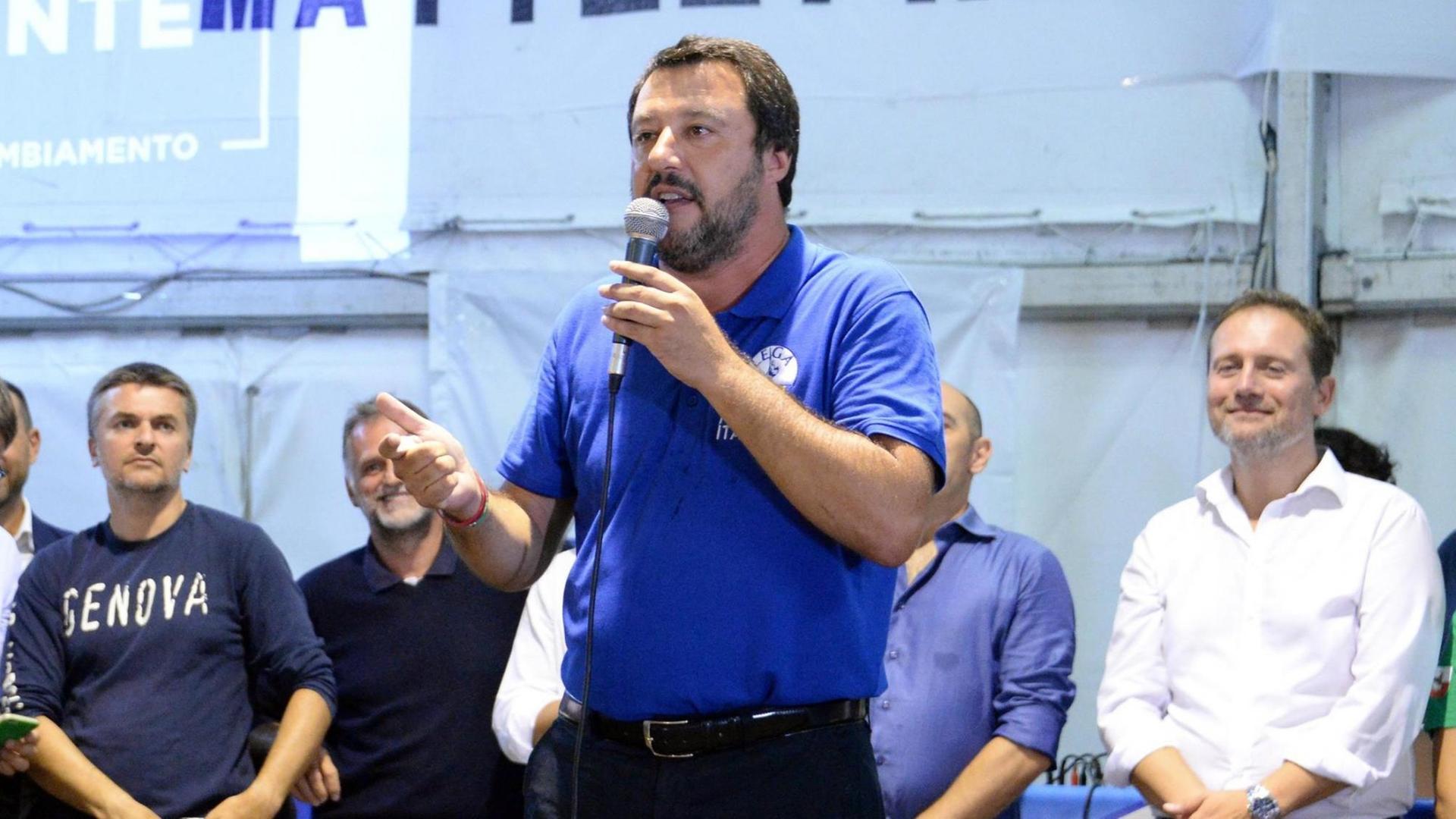 Matteo Salvini mit Mikrofon in der Hand auf einer Versammlung Matteo Salvini mit Mikrofon in der Hand auf einer Versammlung