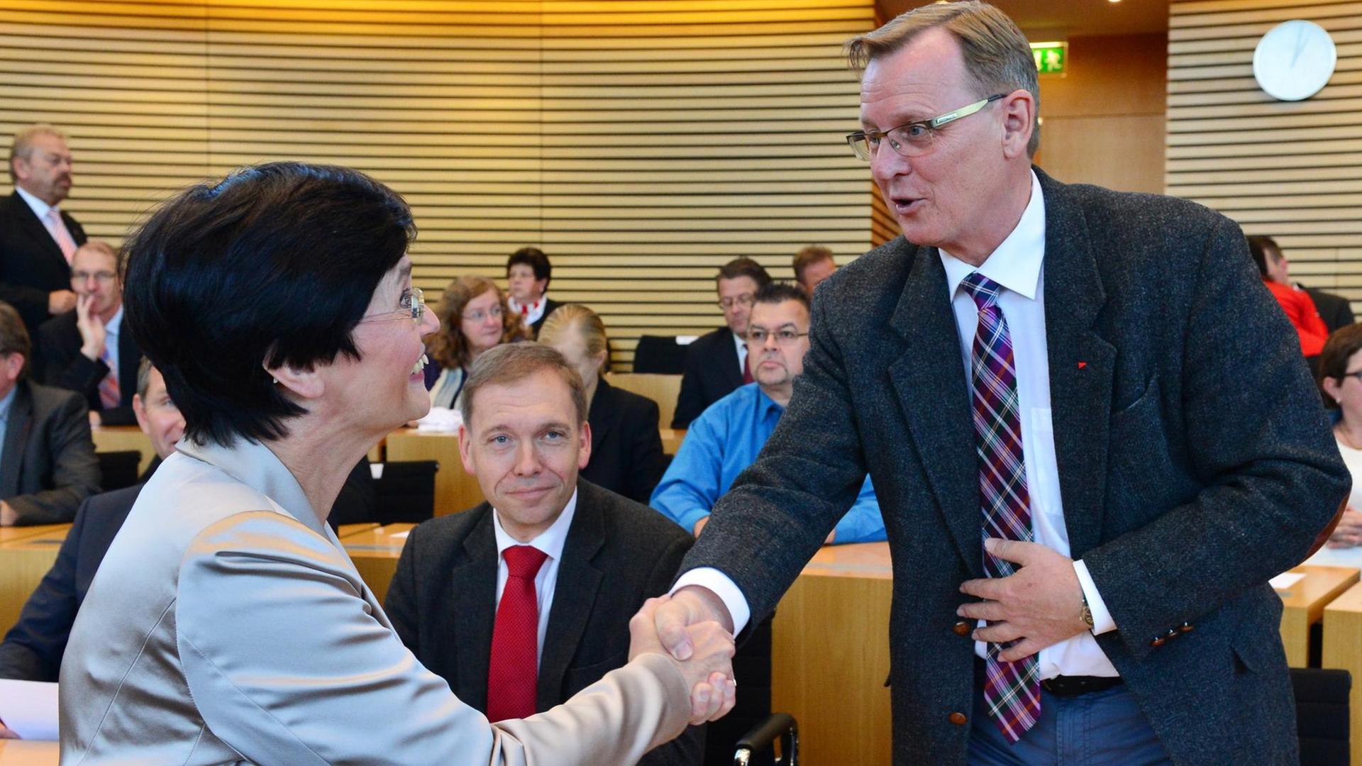 Christine Lieberknecht (CDU) begrüßt den Fraktionschef der Linken, Bodo Ramelow, im Thüringer Landtag