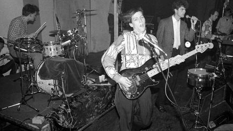Timo Blunck mit Bass - bei einem Konzert der Gruppe "Palais Schaumburg" 1982 in Hamburg.