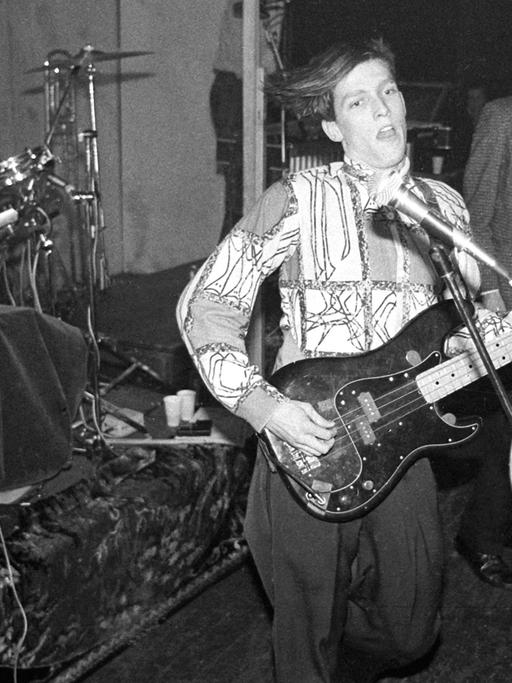 Timo Blunck mit Bass - bei einem Konzert der Gruppe "Palais Schaumburg" 1982 in Hamburg.