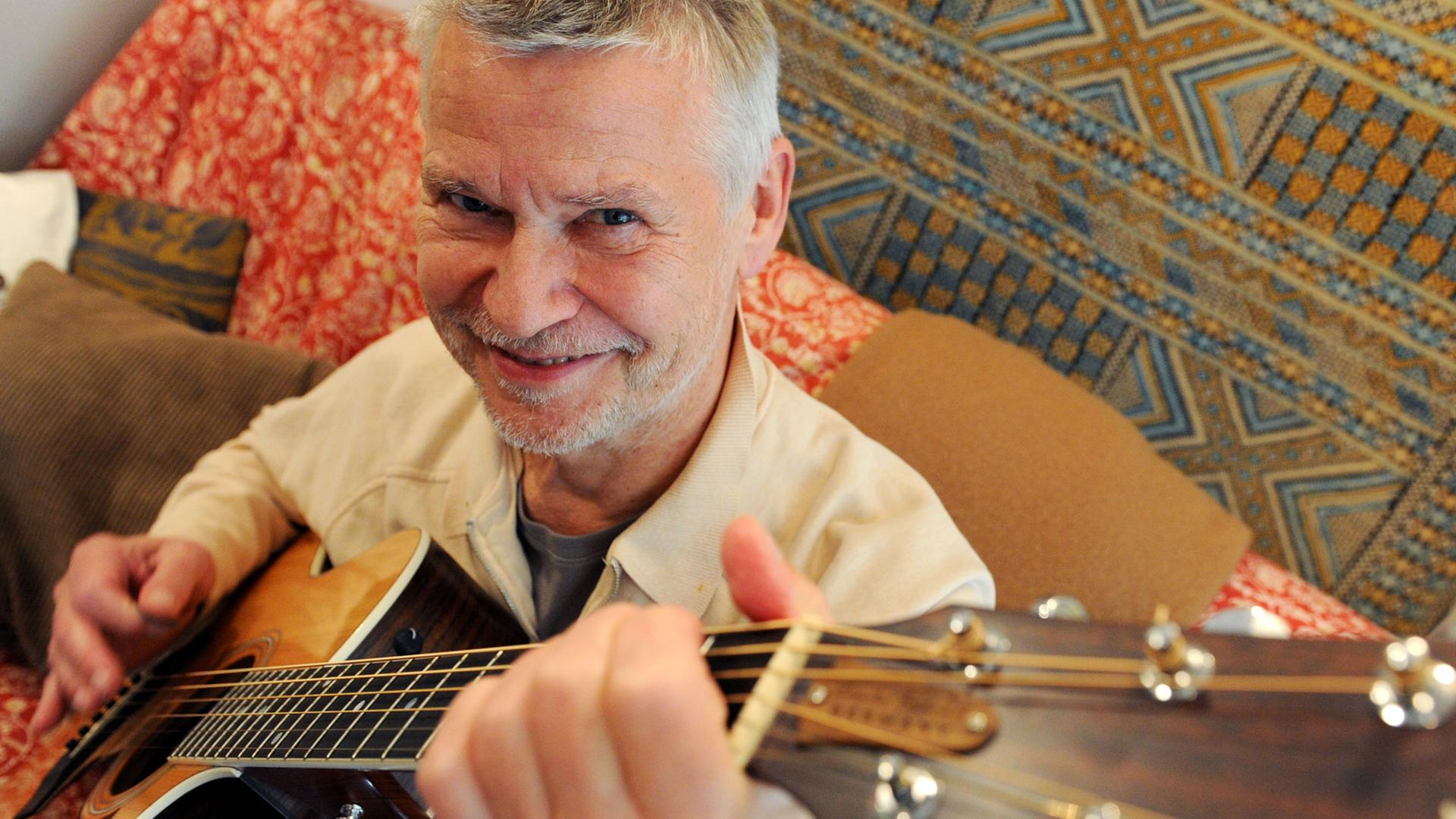 Der Musiker Achim Reichel spielt am 08.10.2010 in Hamburg in seinem Tonstudio auf einer seiner 25 Gitarren. Der Musiker Achim Reichel spielt am 08.10.2010 in Hamburg in seinem Tonstudio auf einer seiner 25 Gitarren.