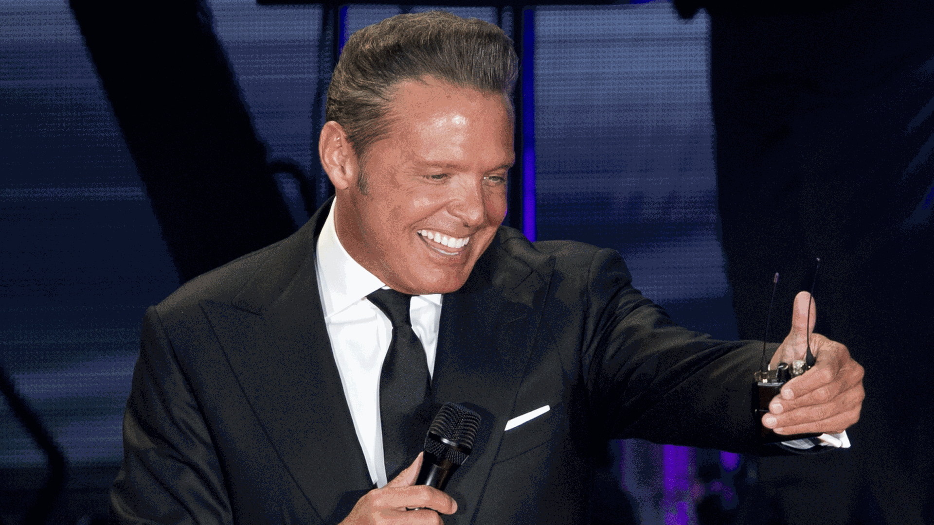 Der mexikanische Sänger Luis Miguel bei einem Konzert. Der mexikanische Sänger Luis Miguel bei einem Konzert.