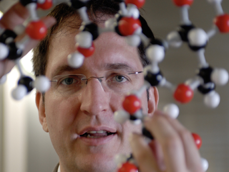 Peter Seeberger mit einem Molekülmodell des Malariamedikaments Artemisinin.