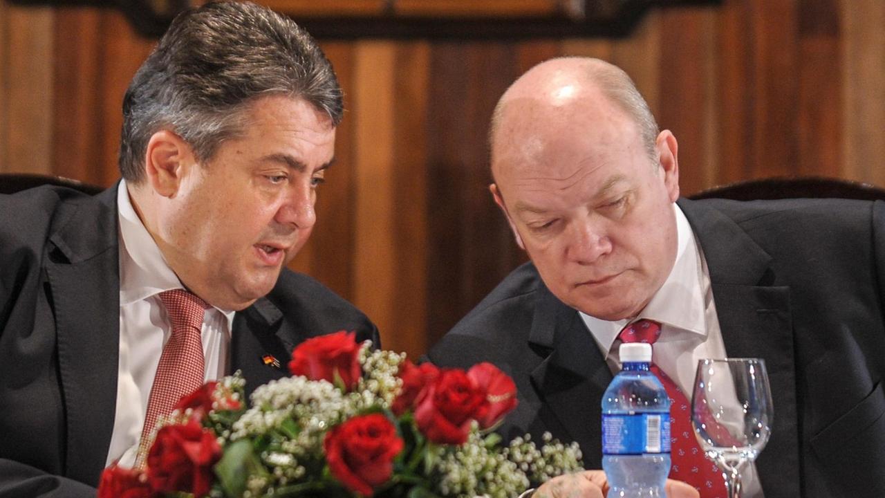 Bundeswirtschaftsminister Sigmar Gabriel (SPD) und Kubas Außenhandelsminister Rodrigo Malmierca beim Deutsch-Kubanischen Entrepreneur-Treffen in Havanna. Bundeswirtschaftsminister Sigmar Gabriel (SPD) und Kubas Außenhandelsminister Rodrigo Malmierca beim Deutsch-Kubanischen Entrepreneur-Treffen in Havanna.