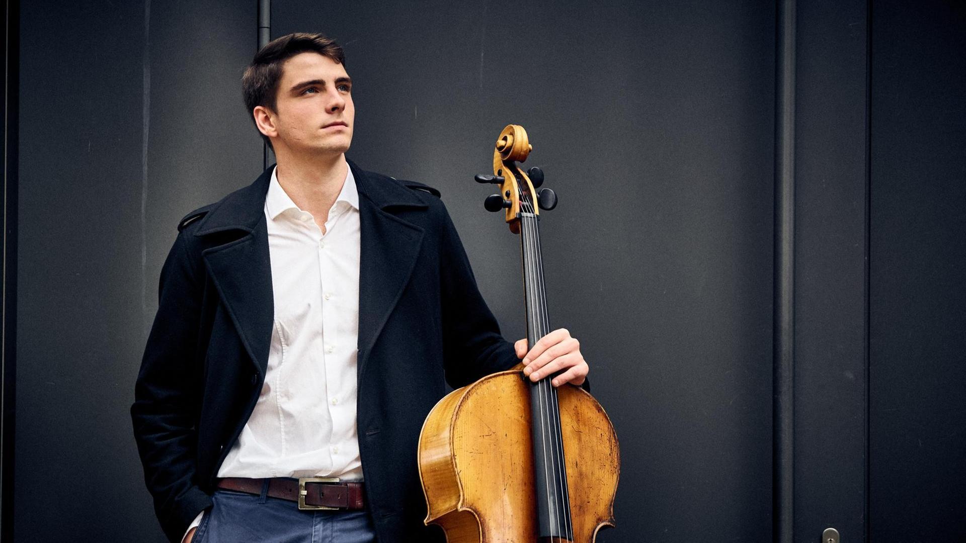 Friedrich Thiele mit seinem Cello. Friedrich Thiele mit seinem Cello.