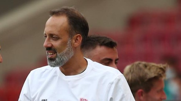 Stuttgarts Trainer Pellegrino Matarazzo (M) und Stuttgarts Holger Badstuber feiern nach Spielende den Aufstieg. Stuttgarts Trainer Pellegrino Matarazzo (M) und Stuttgarts Holger Badstuber feiern nach Spielende den Aufstieg.