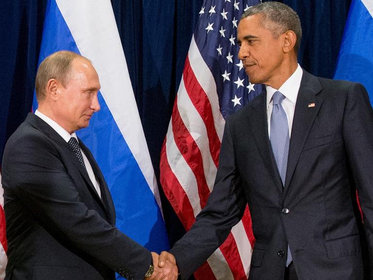 US-Präsident Barack Obama und Russlands Staatsoberhaupt Wladimir Putin geben sich die Hände.