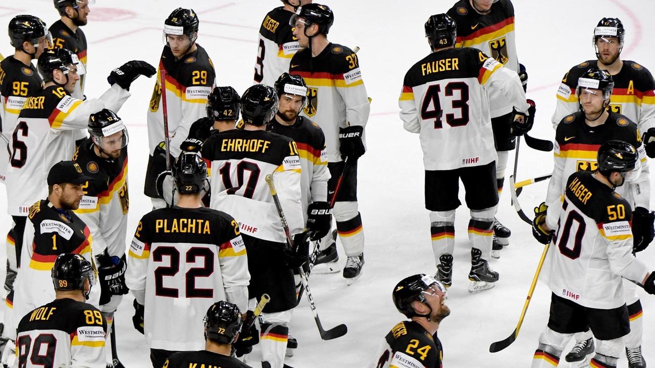 Die komplette Mannschaft steht enttäuscht auf dem Eis, das Bild ist von einem oberen Rang aus fotografiert. Die komplette Mannschaft steht enttäuscht auf dem Eis, das Bild ist von einem oberen Rang aus fotografiert.