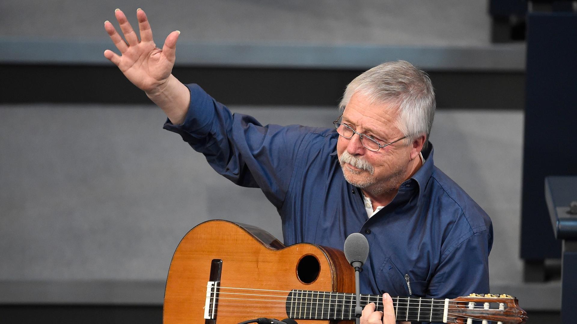 Der Liedermacher Wolf Biermann singt am 7.11.2014 im Bundestag anlässlich einer Gedenkstunde an den Fall der Berliner Mauer. Der Liedermacher Wolf Biermann singt am 7.11.2014 im Bundestag anlässlich einer Gedenkstunde an den Fall der Berliner Mauer.