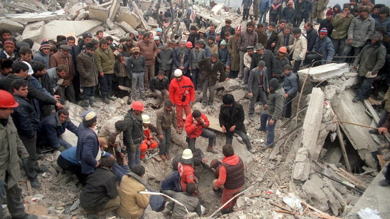Mit Detektoren versuchen Mitarbeiter des Deutschen Roten Kreuzes während der Bergungsarbeiten im Katastrophengebiet am 13.12.1988 noch lebende Opfer unter den Trümmern zu orten.