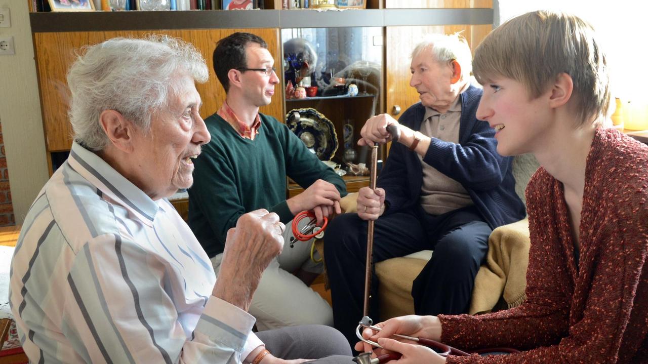Bei einem Hausbesuch bei der 90-jährigen Anita Pfeiffer und ihrem 93-jähren Ehemann Ernst (2.v.r.) in Wettin bei Halle (Sachsen-Anhalt) kann Medizinstudentin Isabel Hillmann (r) mit Landarzt Dr. Stephan Fuchs (2.v.l.) Patientengespräche führen Bei einem Hausbesuch bei der 90-jährigen Anita Pfeiffer und ihrem 93-jähren Ehemann Ernst (2.v.r.) in Wettin bei Halle (Sachsen-Anhalt) kann Medizinstudentin Isabel Hillmann (r) mit Landarzt Dr. Stephan Fuchs (2.v.l.) Patientengespräche führen