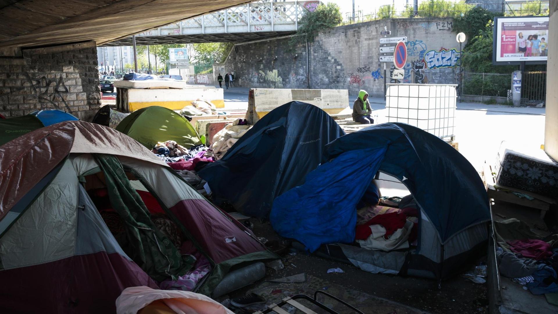 Ein Blick auf das Flüchtlingslager im Pariser Norden, in der Nähe der "Porte de la Chapelle". Ein Blick auf das Flüchtlingslager im Pariser Norden, in der Nähe der "Porte de la Chapelle".