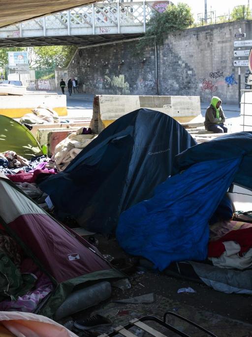 Ein Blick auf das Flüchtlingslager im Pariser Norden, in der Nähe der "Porte de la Chapelle".