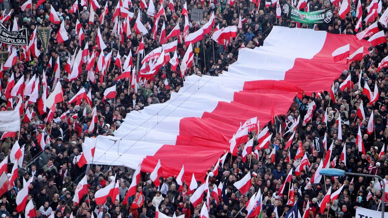 Beim Marsch der Nationalisten in Warschau skandieren jährlich Zigtausende patriotische bis nationalistische Parolen, hier im Jahr 2013 Beim Marsch der Nationalisten in Warschau skandieren jährlich Zigtausende patriotische bis nationalistische Parolen, hier im Jahr 2013