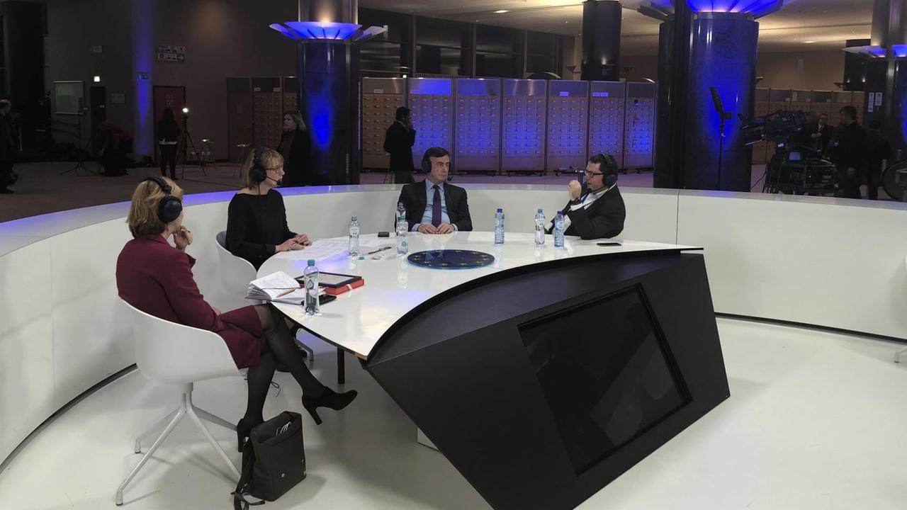 Die Diskussionsrunde von links nach rechts: Irena von Wiese, Katrin Michaelsen, David McAllister, Peter Kapern. Die Diskussionsrunde von links nach rechts: Irena von Wiese, Katrin Michaelsen, David McAllister, Peter Kapern.