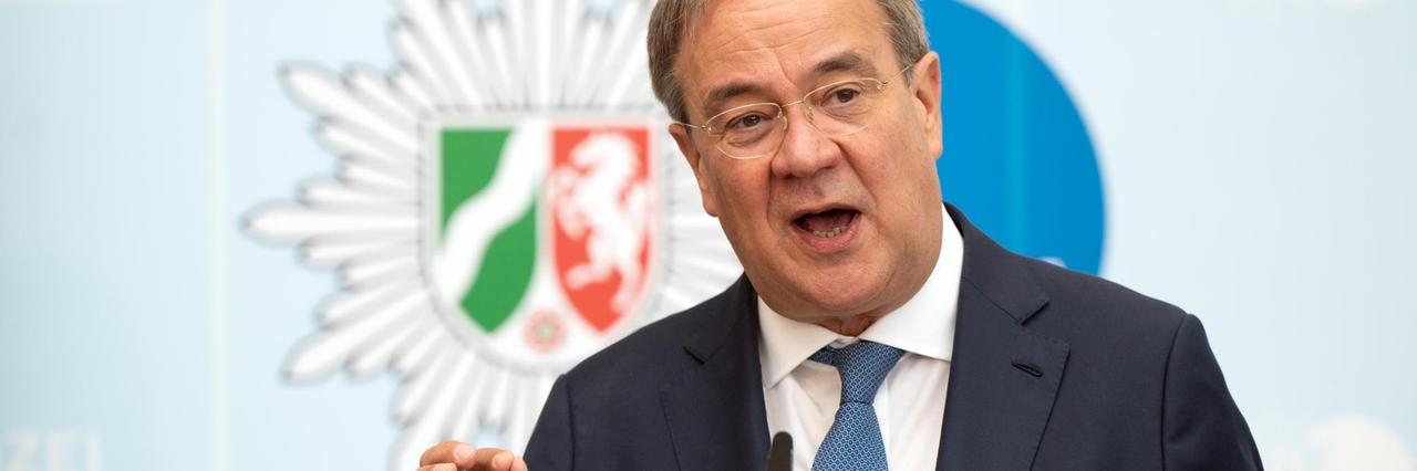Armin Laschet mit dem Landes-Wappen Armin Laschet mit dem Landes-Wappen