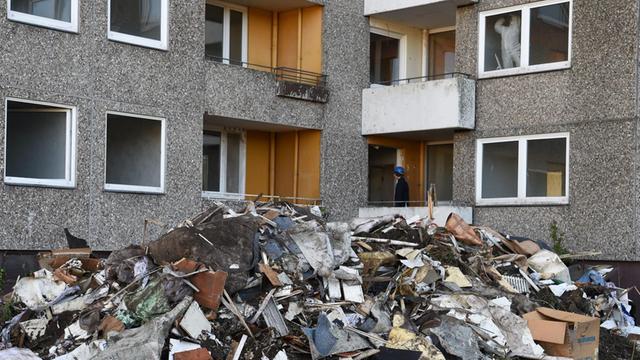 Mitarbeiter einer Abrissfirma arbeiten am 25.04.2017 in Delmenhorst (Niedersachsen) in einem leerstehenden Haus im "Wollepark" das abgerissen werden soll.
