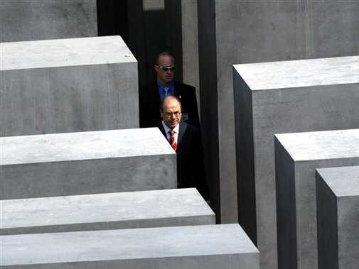 Der israelische Außenminister Silvan Schalom, vorne, geht durch das Stelenfeld des Holocaust-Denkmals in Berlin Der israelische Außenminister Silvan Schalom, vorne, geht durch das Stelenfeld des Holocaust-Denkmals in Berlin