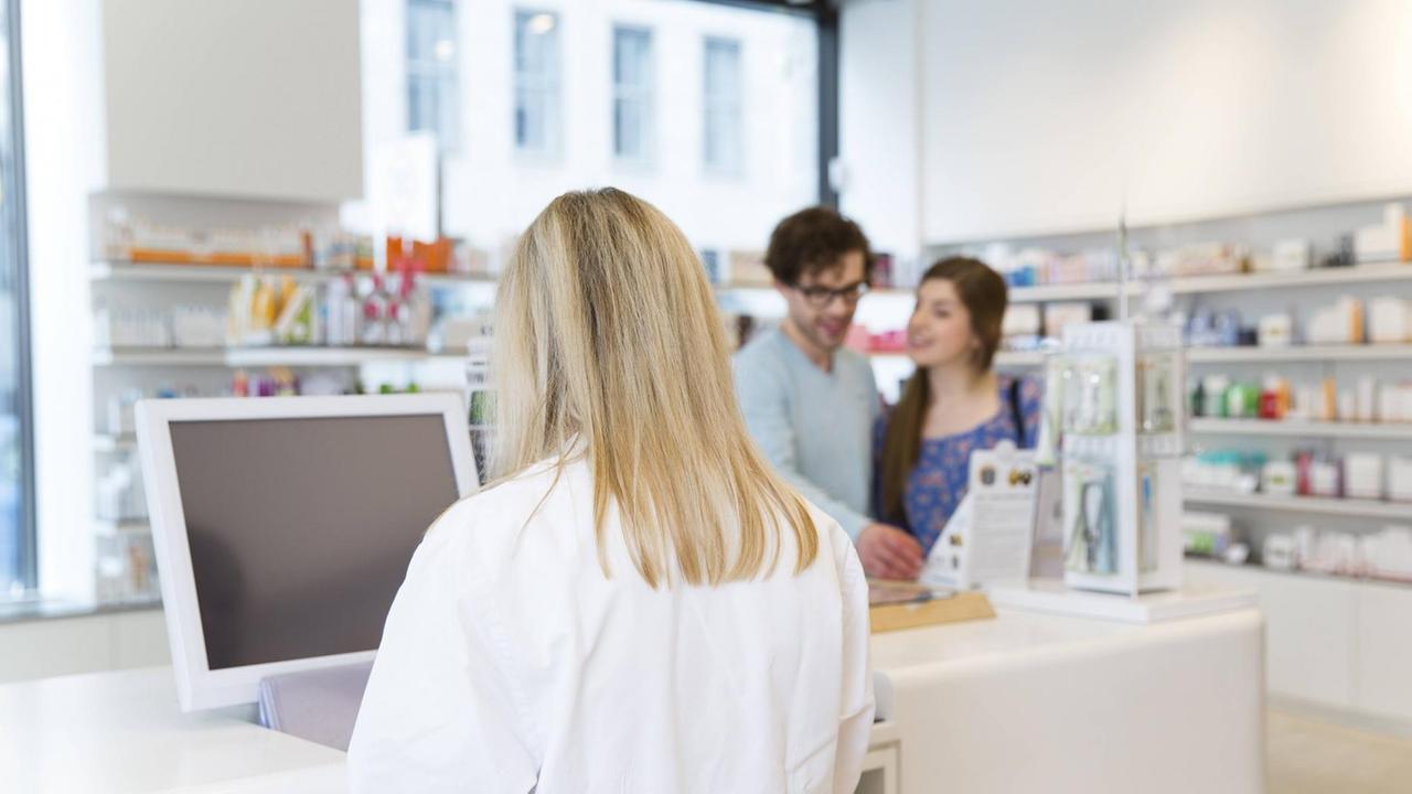 Kunden in einer Apotheke Kunden in einer Apotheke