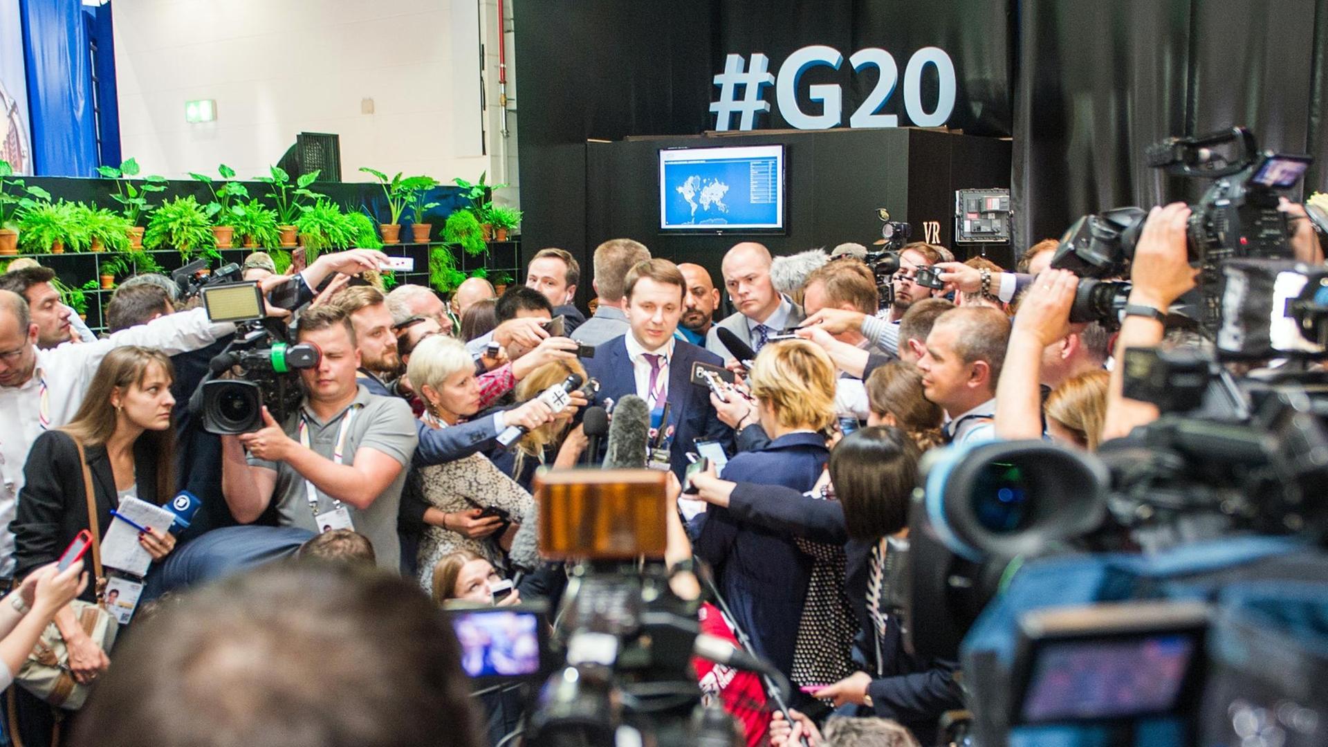Der russische Wirtschaftsminister Maxim Oreschkin äußert sich am 07.07.2017 im Medienzentrum für Journalisten, das anlässlich des G20-Gipfels eingerichtet wurde. Der russische Wirtschaftsminister Maxim Oreschkin äußert sich am 07.07.2017 im Medienzentrum für Journalisten, das anlässlich des G20-Gipfels eingerichtet wurde.