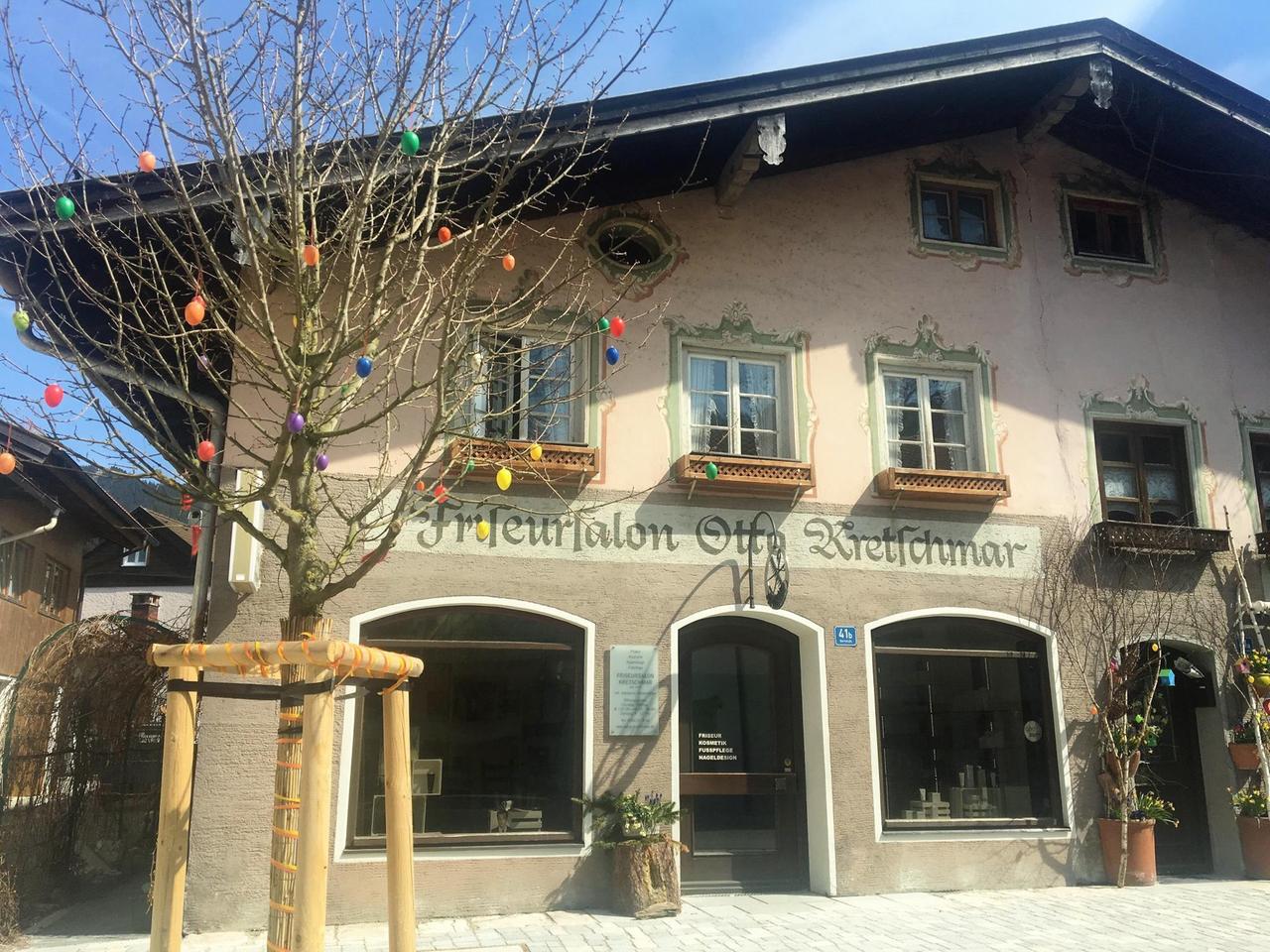 Hausfront des Friseursalons Kretschmar in Oberammergau Hausfront des Friseursalons Kretschmar in Oberammergau