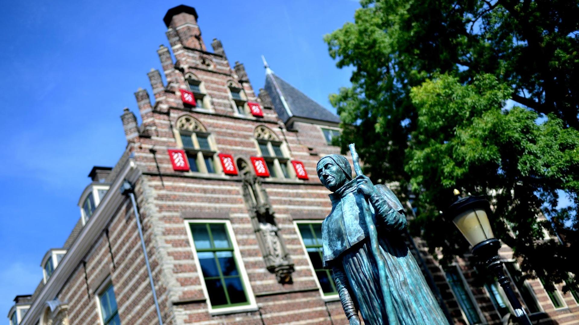 30.08.2019, Niederlande, Utrecht: Eine Skulptur von Papst Hadrian VI. steht vor dem Paushuize im Zentrum der Stadt. Das Gebäude wurde ab 1517 von Adriaan Floriszoon Boeyens, dem einzigen niederländischen Papst, erbaut und gilt als wichtiges Monumentalgebäude der Stadt. 30.08.2019, Niederlande, Utrecht: Eine Skulptur von Papst Hadrian VI. steht vor dem Paushuize im Zentrum der Stadt. Das Gebäude wurde ab 1517 von Adriaan Floriszoon Boeyens, dem einzigen niederländischen Papst, erbaut und gilt als wichtiges Monumentalgebäude der Stadt.