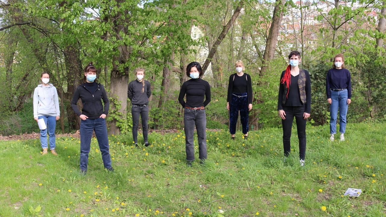 Das "Flut"-Team posiert coronakonform für ein Foto. Das "Flut"-Team posiert coronakonform für ein Foto.