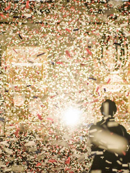 Konfetti regnet am 19.08.2016 während der Eröffnung des Kunstfestes Weimar
