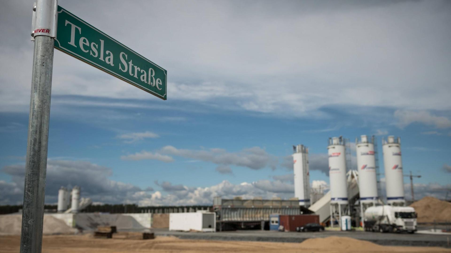 Straßenschild mit der Aufschrift "Tesla" an er Baustelle für das künftige Werk des Autobauers in Grünheide/Brandenburg