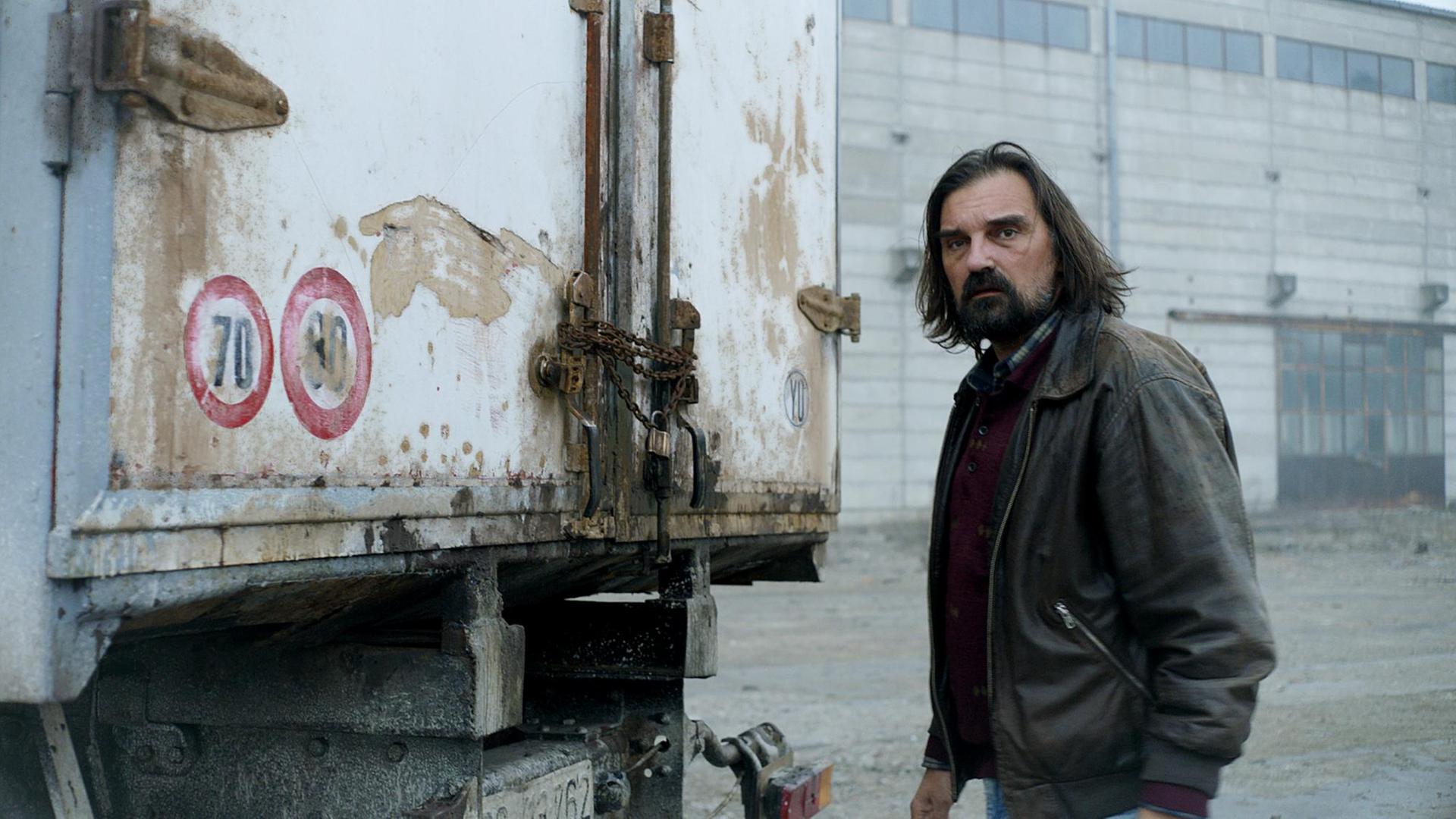 Ein Mann steht an einem Lastwagen: Szene aus dem Film "Teret - Die Fracht" vom serbischen Regisseur Ognjen Glavonić Ein Mann steht an einem Lastwagen: Szene aus dem Film "Teret - Die Fracht" vom serbischen Regisseur Ognjen Glavonić