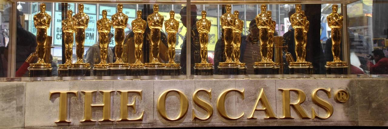 Das Foto zeigt viele goldene Oscar-Figuren. Das Foto zeigt viele goldene Oscar-Figuren.