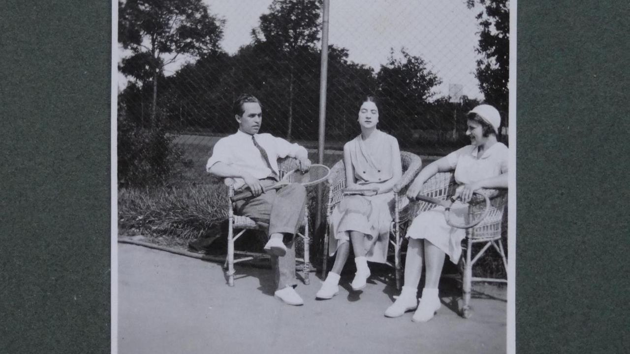 Der Chemiker Bronislaw Filipowicz im Freundeskreis beim Tennis. Der Chemiker Bronislaw Filipowicz im Freundeskreis beim Tennis.