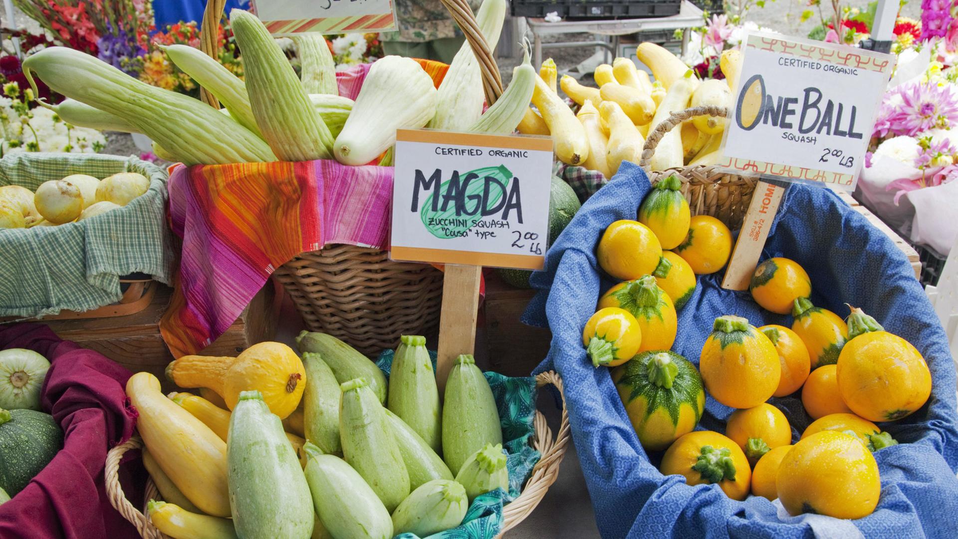 Ein Auswahl von Gemüse auf einem US-amerikanischen "Farmers market" - hier in Oregon. Verkauft werden dort biologisch erzeugte Lebensmittel aus der Region. Ein Auswahl von Gemüse auf einem US-amerikanischen "Farmers market" - hier in Oregon. Verkauft werden dort biologisch erzeugte Lebensmittel aus der Region.