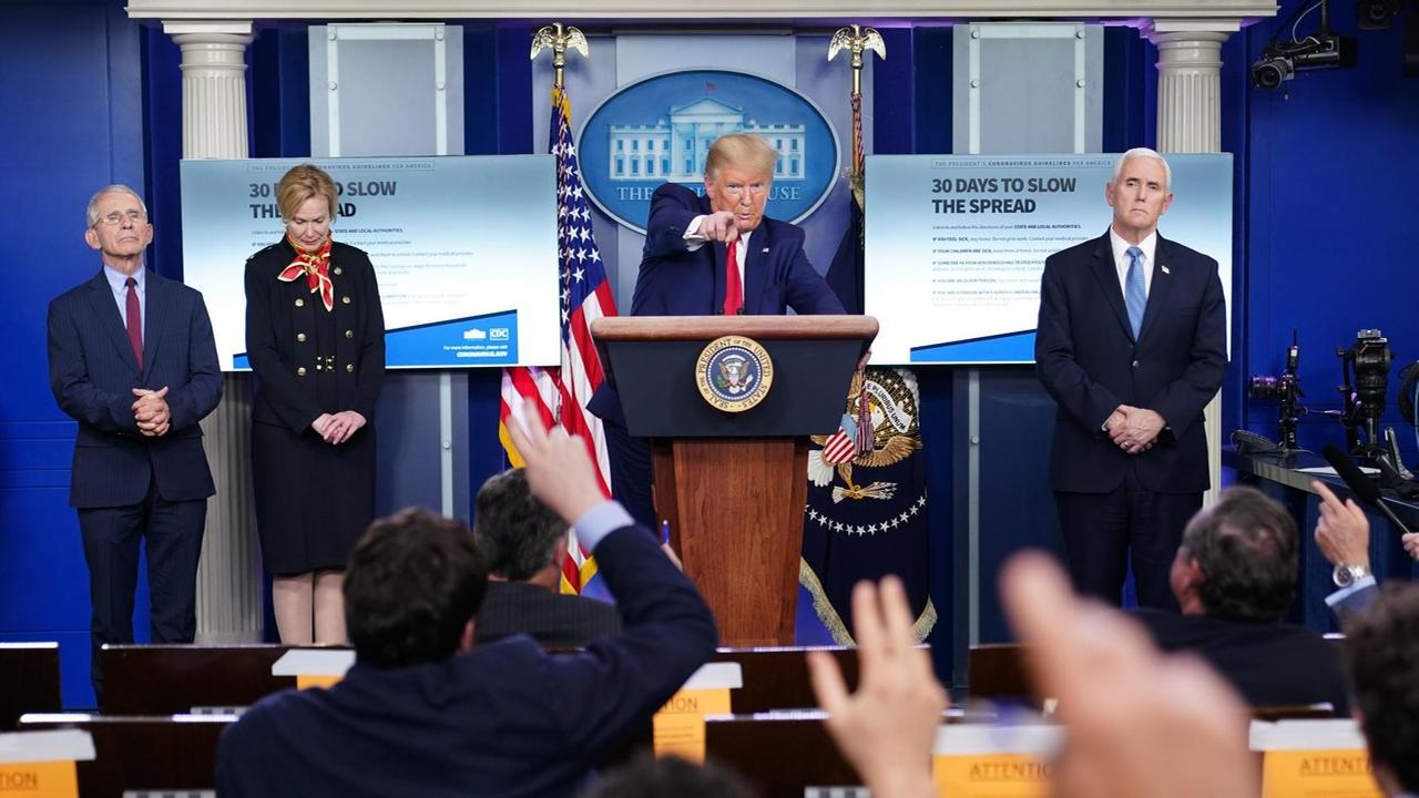 US-Präsident Donald Trump während einer Pressekonferenz im Weißen Haus zur Entwicklung in der Coronavirus-Pandemie. Er zeigt mit dem Finger auf einen Journalisten im Publikum. Neben Trump: Vize-Präsident Pence (r.), die Koordinatorin der Coronavirus-Arbeitsgruppe im Weißen Haus, Deborah Birx, und der Direktor des Nationalen Instituts für Infektionskrankheiten, Anthony Fauci (l.). US-Präsident Donald Trump während einer Pressekonferenz im Weißen Haus zur Entwicklung in der Coronavirus-Pandemie. Er zeigt mit dem Finger auf einen Journalisten im Publikum. Neben Trump: Vize-Präsident Pence (r.), die Koordinatorin der Coronavirus-Arbeitsgruppe im Weißen Haus, Deborah Birx, und der Direktor des Nationalen Instituts für Infektionskrankheiten, Anthony Fauci (l.).
