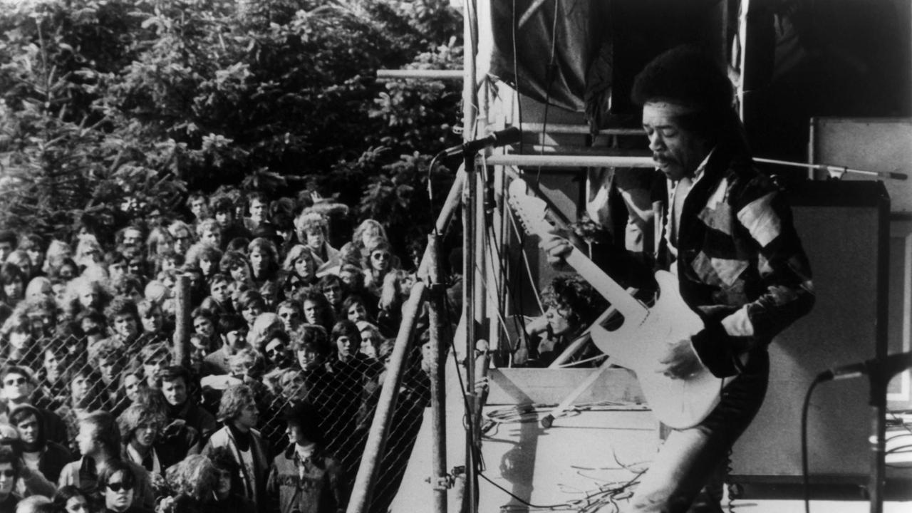 Der amerikanische Gitarrist Jimi Hendrix tritt am letzten Tag (06.09.1970) des dreitägigen Love-and-Peace-Festivals auf der Ostseeinsel Fehmarn auf. Es war sein letzter Konzert-Auftritt. Hendrix starb am 18.09.1970 in London im Alter von 27 Jahren.
