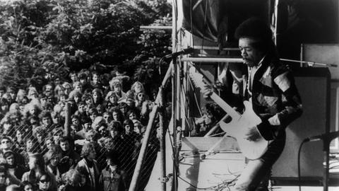 Der amerikanische Gitarrist Jimi Hendrix tritt am letzten Tag (06.09.1970) des dreitägigen Pop-Festival "Love and Peace" auf der Ostseeinsel Fehmarn auf. Es war sein letzter Konzert-Auftritt. Hendrix starb am 18.09.1970 in London im Alter von 27 Jahren.