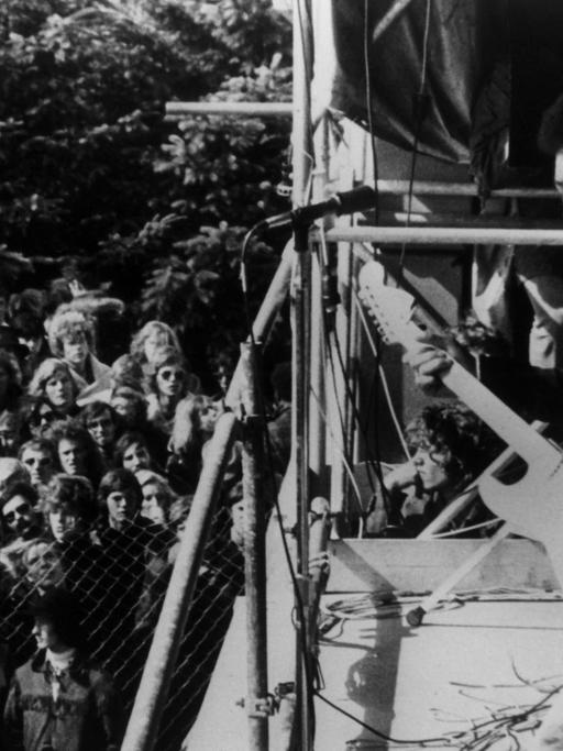 Der amerikanische Gitarrist Jimi Hendrix tritt am letzten Tag (06.09.1970) des dreitägigen Pop-Festival "Love and Peace" auf der Ostseeinsel Fehmarn auf. Es war sein letzter Konzert-Auftritt. Hendrix starb am 18.09.1970 in London im Alter von 27 Jahren.