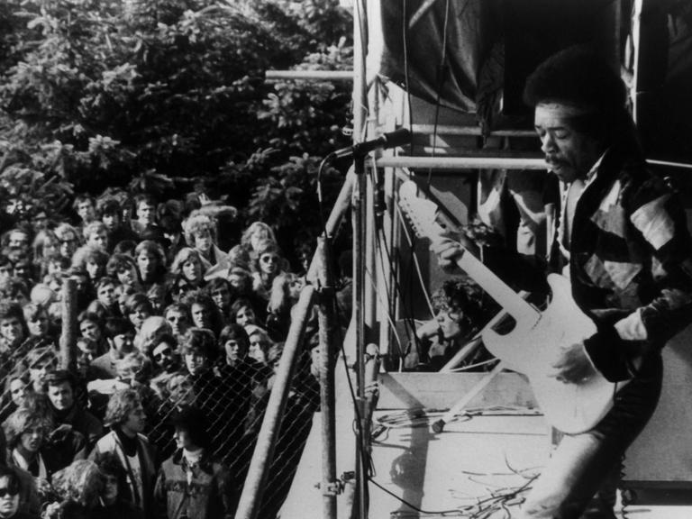 Der amerikanische Gitarrist Jimi Hendrix tritt am letzten Tag (06.09.1970) des dreitägigen Pop-Festival "Love and Peace" auf der Ostseeinsel Fehmarn auf. Es war sein letzter Konzert-Auftritt. Hendrix starb am 18.09.1970 in London im Alter von 27 Jahren.