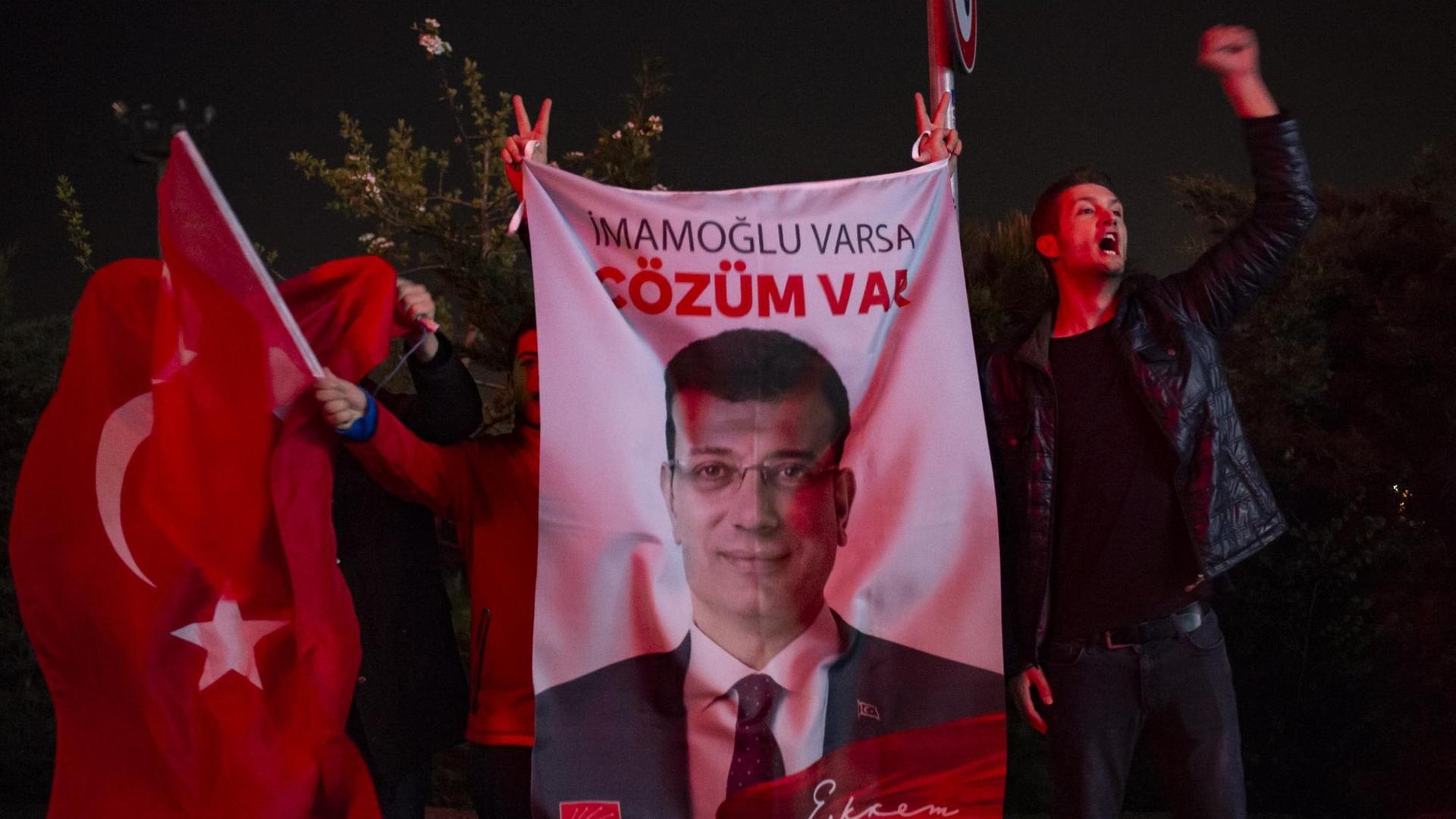 Anhänger von Imamoglu schwenken Fahnen mit seinem Konterfei. Anhänger von Imamoglu schwenken Fahnen mit seinem Konterfei.