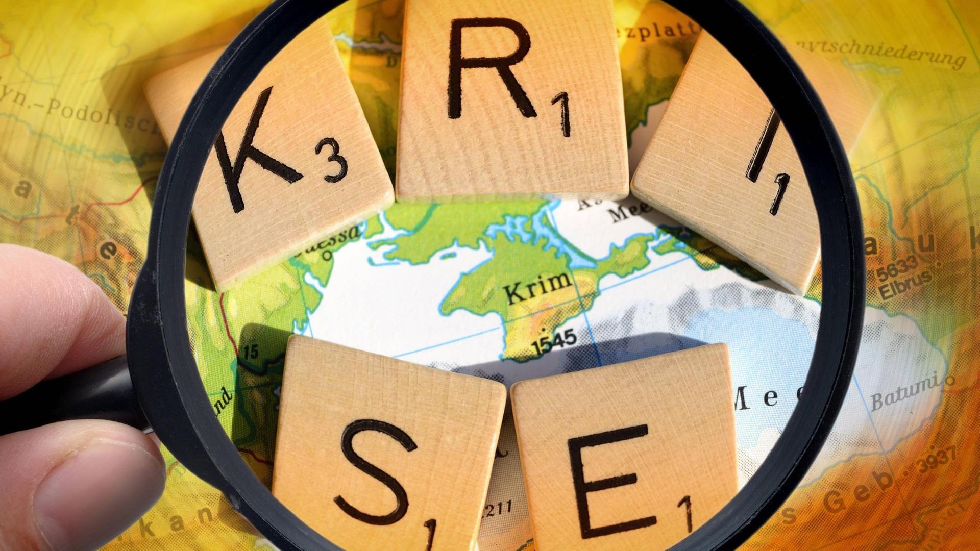 Karte der Krim und Schriftzug Krise unter der Lupe, Krim-Krise Karte der Krim und Schriftzug Krise unter der Lupe, Krim-Krise