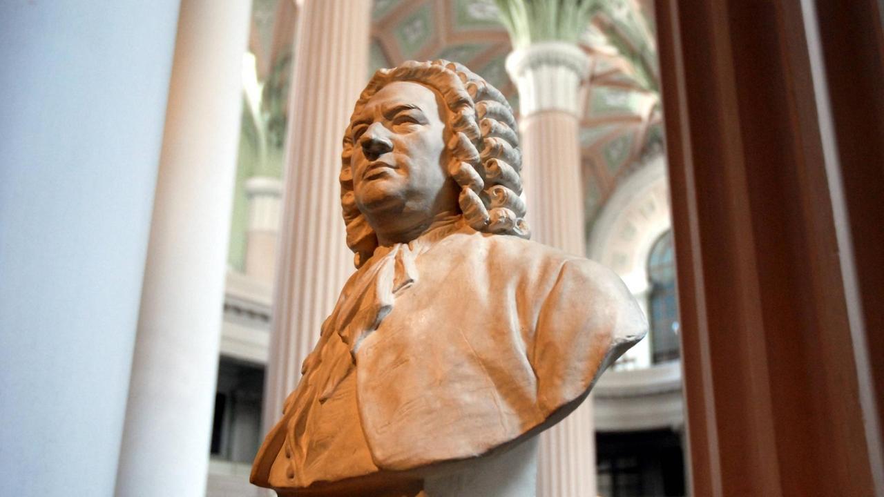 Eine Skulptur von Johan Sebastian Bach steht in der Leipziger Nikolaikirche.